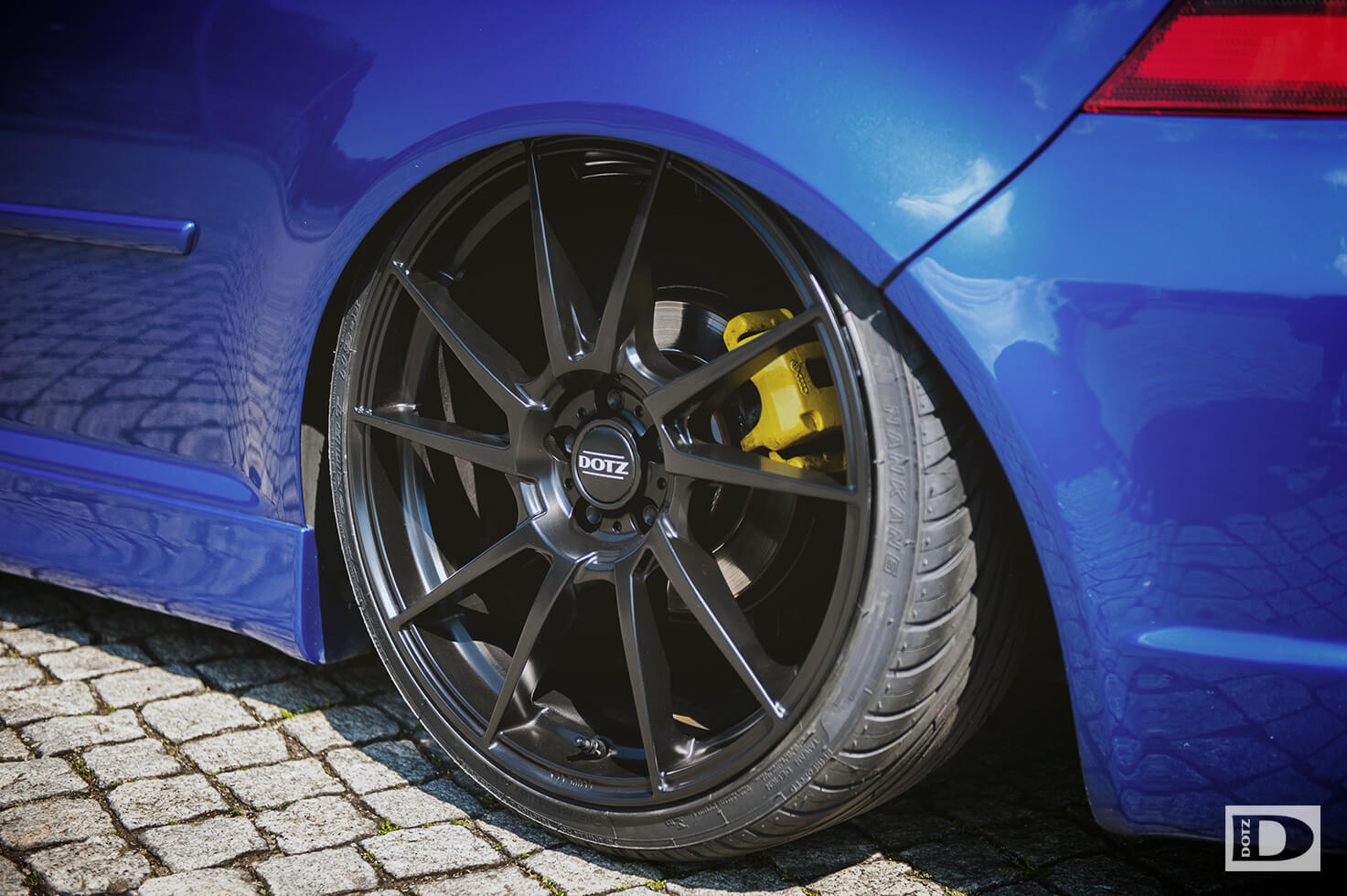 Golf 4 R32 on DOTZ Kendo dark